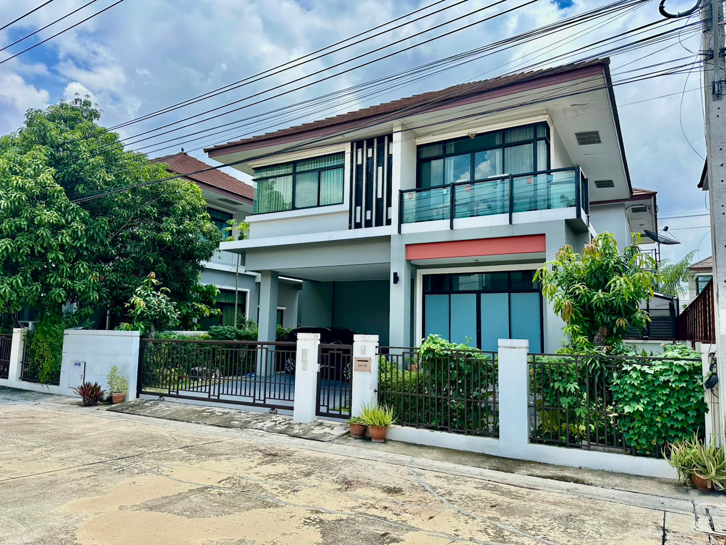 For sale and rent, 2-story detached house, ready to move in, good condition, fully furnished, at the beginning of the project, Laddaville Village 4. Ban Kluai-Sai Noi 51.7 sq m.