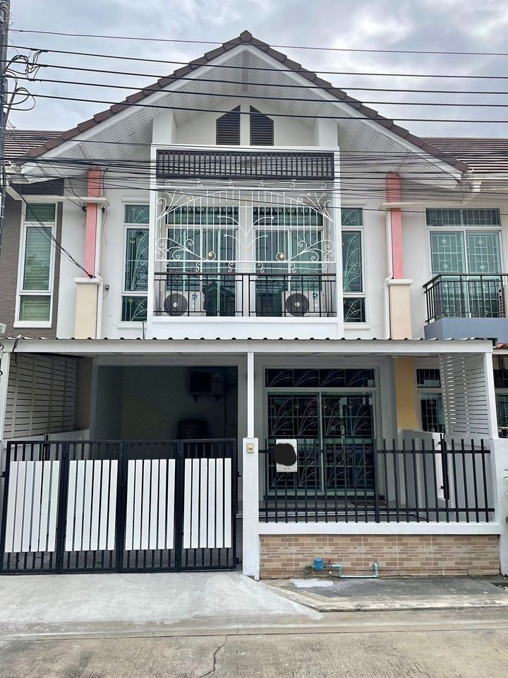 3-Bedroom Townhouse with Bathtub and Fully Furnished, Bangkok-Nonthaburi Road, 10-minute walk to BTS Skytrain. 3-Bedroom Townhouse with Bathtub and Fully Furnished, Bangkok-Nonthaburi Road, 10-minute walk to BTS Skytrain.