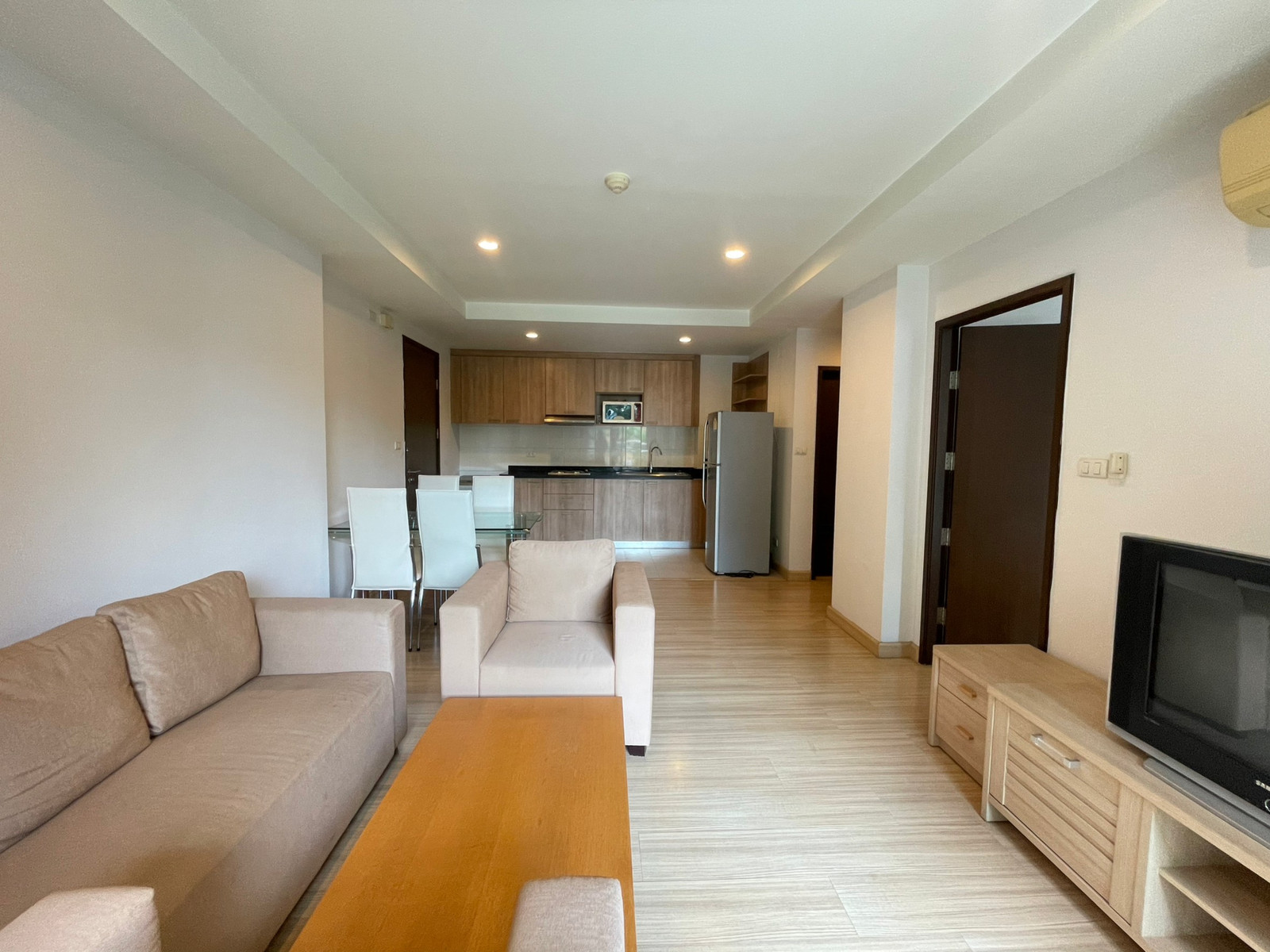 Spacious 3 bedroom for rent in Asoke (Pet Friendly) Spacious 3 bedroom for rent in Asoke (Pet Friendly)