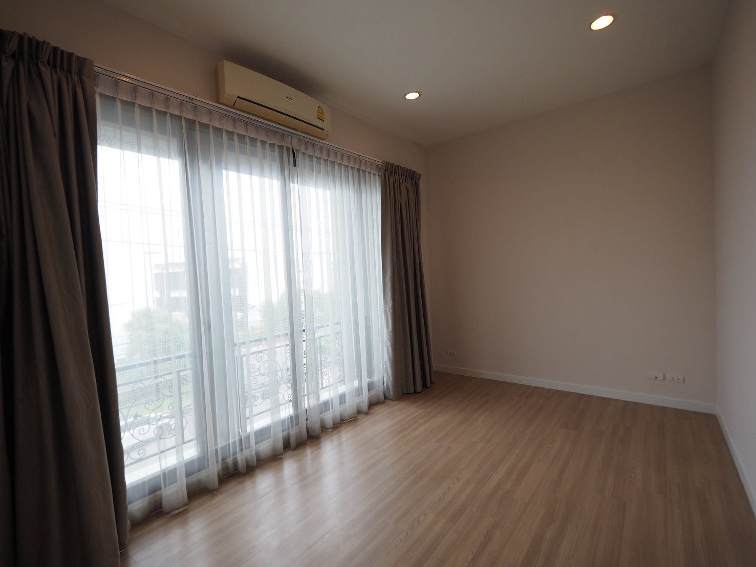 ขายด่วน ทาวน์โฮม 3 ชั้น บ้านกลางเมือง นวมินทร์ 42 ขนาด 20 ตรว. อยู่ถนนเมน ใกล้ส่วนกลาง สภาพดี – รูปที่ 4