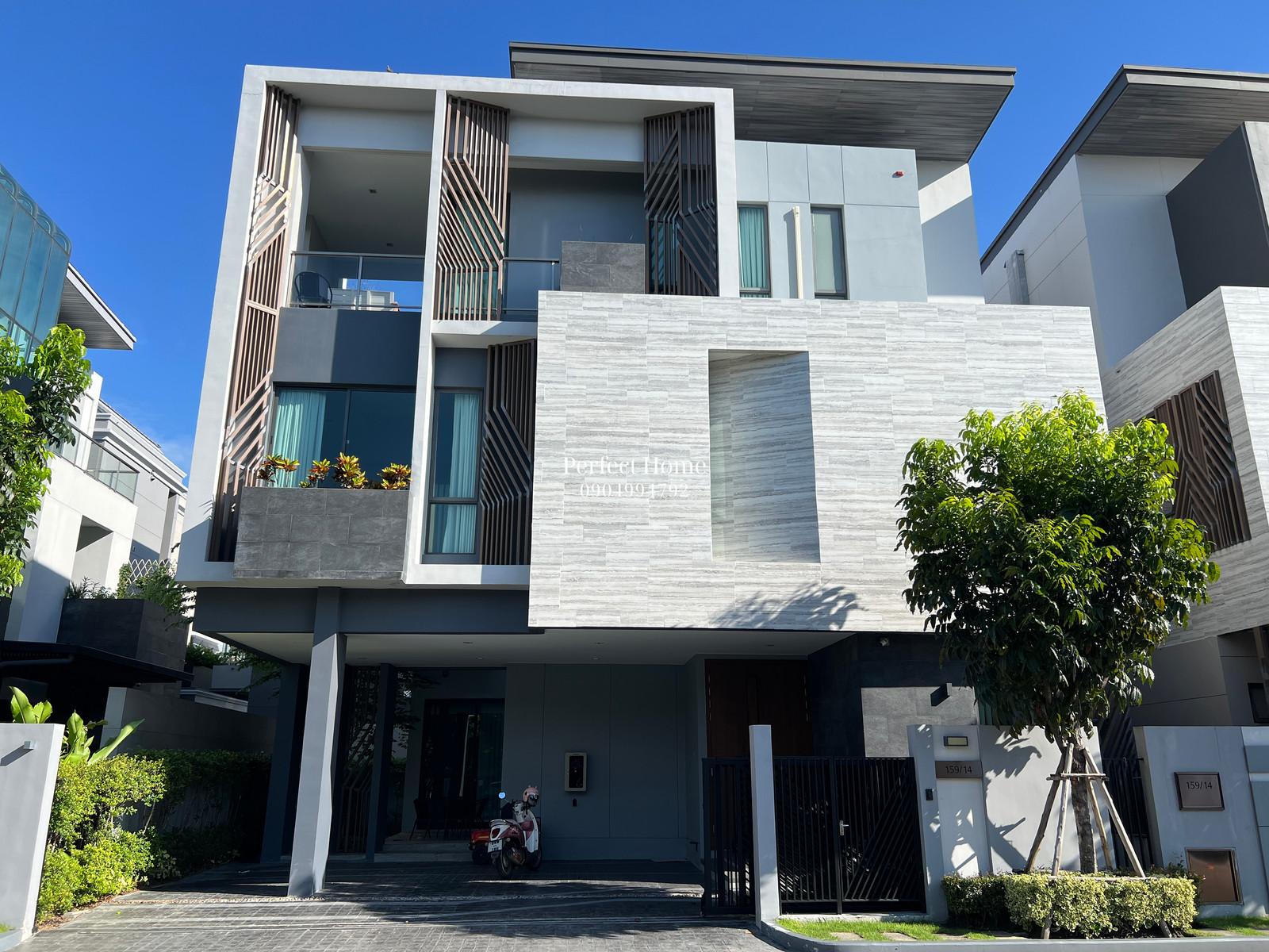 Single house ready to move in, how to pay the same common expenses, more special than anyone else, 4 bedrooms, 5 bathrooms, 15 minutes to Thonglor. Single house ready to move in, how to pay the same common expenses, more special than anyone else, 4 bedrooms, 5 bathrooms, 15 minutes to Thonglor.