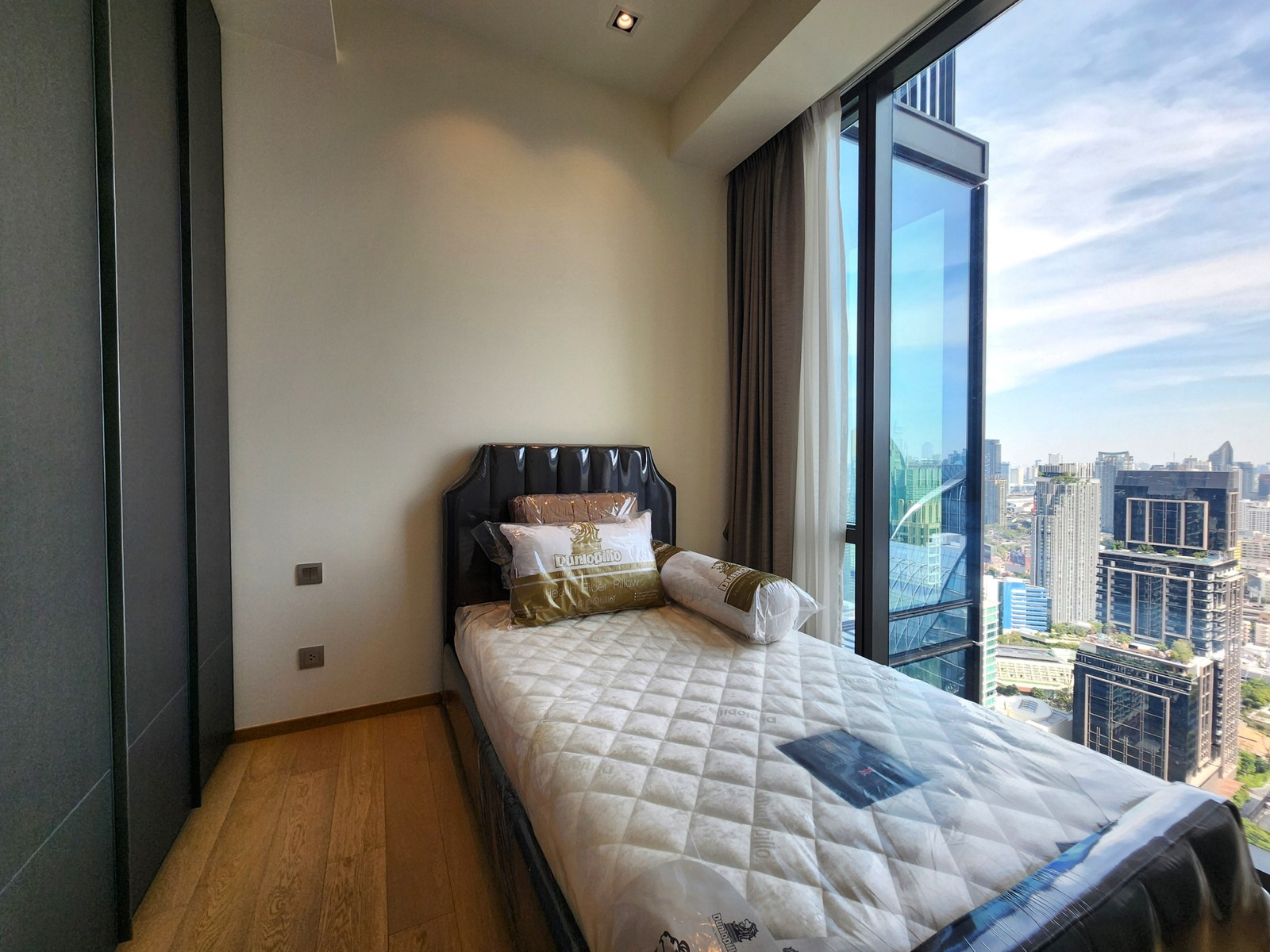 89645 - ห้องหายาก! 2-Bed ชั้นสูง แต่งครบ ไม่เคยเข้าอยู่: 28 Chidlom 89645 - ห้องหายาก! 2-Bed ชั้นสูง แต่งครบ ไม่เคยเข้าอยู่: 28 Chidlom