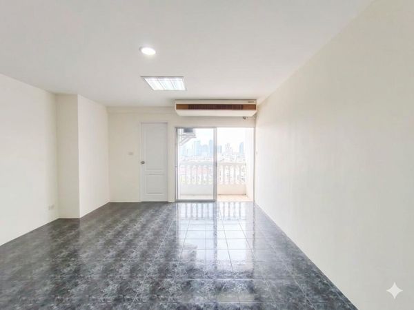 CONDO FOR SALE IN HUAI KHWANG near MRT and BTS smart choice 56 sqm. high floor Call Now