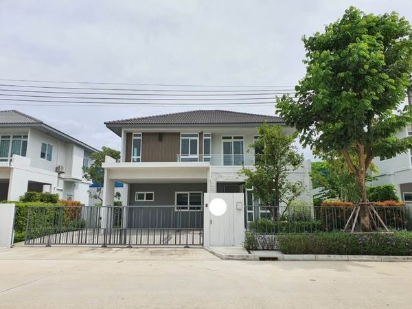 2-story detached house for rent, Manthana Bangna-Ram 2 project, air conditioned, fully furnished, 4 bedrooms, 5 bathrooms, 1 maids room, rental price 110,000 baht/month.