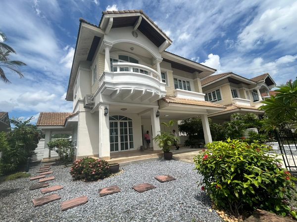 2-story detached house for rent, completely renovated, Pattra Village project - Ramkhamhaeng Road, air conditioned, fully furnished, 4 bedrooms, 3 bathrooms, rental price 40,000 baht/month.