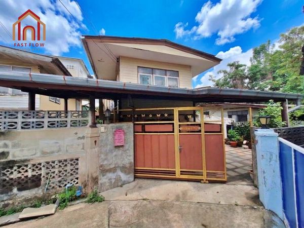 Detached house for sale in Soi Ekachai 6; no common area fees. Located at the end of the soi, offering a quiet and peaceful atmosphere. Connects to Soi Ekachai 4 and is close to Wat Ratcha-orot School.