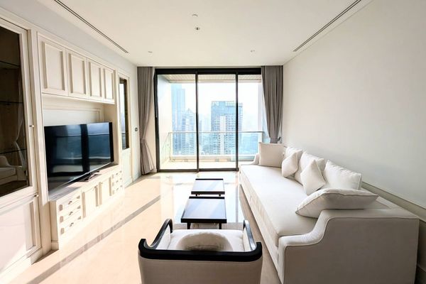 🌟 (For Sale) Sindhorn Residence – Newly Renovated 3BR High-Floor Unit Sold with Tenant (5%+ Yield) near BTS Chit Lom Newly renovated 148 sq.m. luxury residence on a high floor. A rare investment opportunity in prestigious Langsuan (Sindhorn Village)