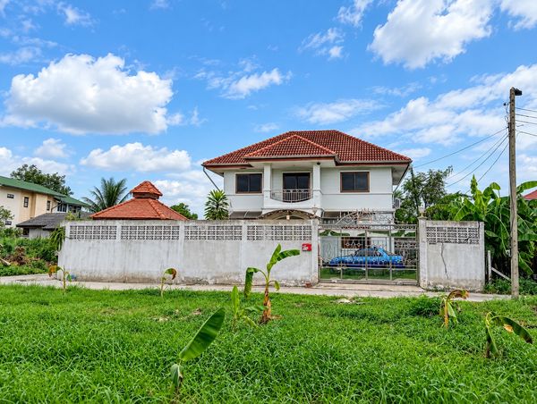 2-story detached house with large plot of land, Lak Si location, Don Mueang location, Lak Si, Chaengwattana, 93 square wah, near Don Mueang Airport, only 2 km.