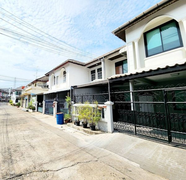 Townhouse for rent Yu Charoen Village, close to MRT Huai Khwang, only 5 minutes.