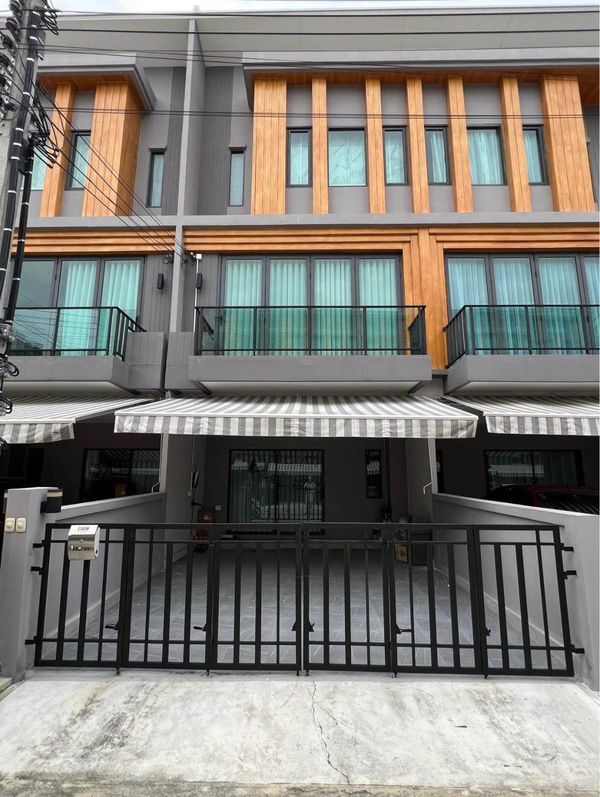 M1814 3-story townhome for rent, Igent Rama 9 project.
