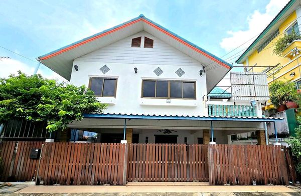 💼 Suitable for • Home Office • Selling things online • Personal business • Large family that needs a lot of usable space • Working and living in the same house 📍 Convenient location • Located in Senaniwet Village 1 • Prasertmanukit 18  