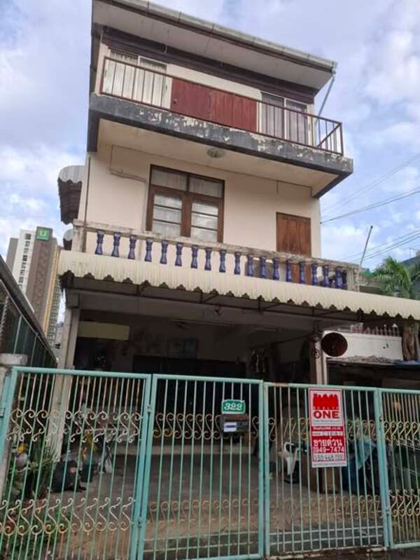 3-story house for sale, 4 bedrooms, 3 bathrooms, parking for 2 cars in the house, Huai Khwang area, Pracha Uthit.