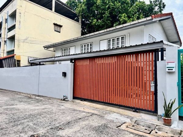 Single house for rent in Udomsuk 50, Soi 2-14.  🎡 🎪🗽