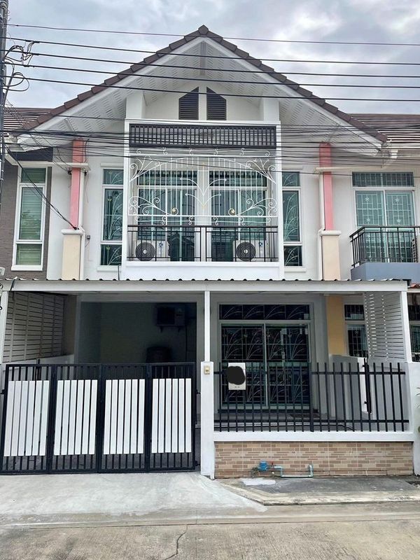 3-Bedroom Townhouse with Bathtub and Fully Furnished, Bangkok-Nonthaburi Road, 10-minute walk to BTS Skytrain. 