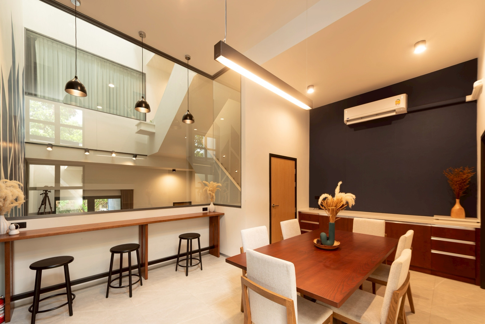 Home Office newly renovated 5.5 floors, Sukhumvit-Bearing area. Home Office newly renovated 5.5 floors, Sukhumvit-Bearing area.