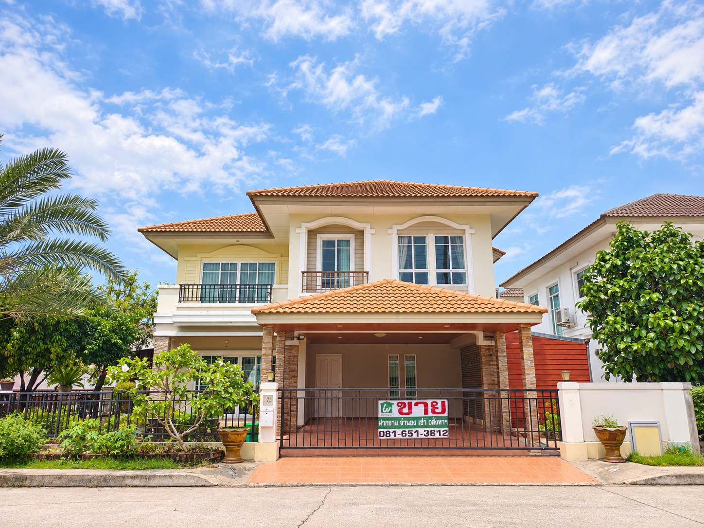Corner house for sale, Passorn Watcharapol-Wongwaen (Passorn 19), large land, 66 sq m, 3 bedrooms, 3 bathrooms, 2 parking spaces, convenient travel location. Near Chatuchot Expressway Corner house for sale, Passorn Watcharapol-Wongwaen (Passorn 19), large land, 66 sq m, 3 bedrooms, 3 bathrooms, 2 parking spaces, convenient travel location. Near Chatuchot Expressway