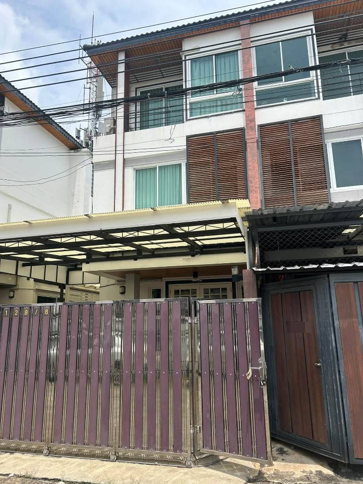 ให้เช่าทาวน์โฮม 3 ชั้น ใกล้MRTห้วยขวาง-รัชดา แอร์เฟอร์นิเจอร์ครบพร้อมเข้าอยู่ มี 3 ห้องนอน 4ห้องน้ำ ราคาเช่าละ45,000บาท/เดือน ให้เช่าทาวน์โฮม 3 ชั้น ใกล้MRTห้วยขวาง-รัชดา แอร์เฟอร์นิเจอร์ครบพร้อมเข้าอยู่ มี 3 ห้องนอน 4ห้องน้ำ ราคาเช่าละ45,000บาท/เดือน