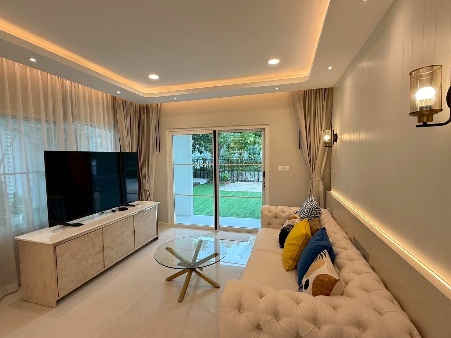 Single house for rent, Vilagio (3) Srinakarin-Bangna, house in front of the garden, corner plot, has a maids room, parking for 4 cars, has an EV charger. Single house for rent, Vilagio (3) Srinakarin-Bangna, house in front of the garden, corner plot, has a maids room, parking for 4 cars, has an EV charger.