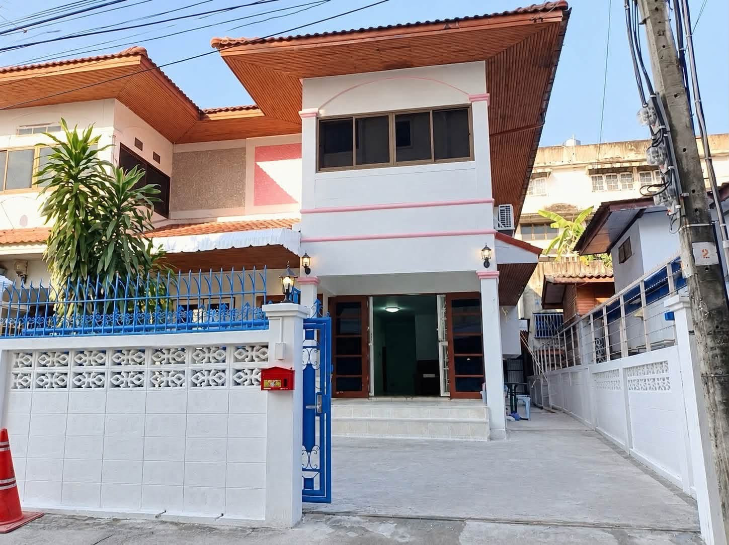 Semi-detached house for rent, Soi Ramintra, next to the BTS, walkable, close to Central Ramintra and the Liab Duan Market. Semi-detached house for rent, Soi Ramintra, next to the BTS, walkable, close to Central Ramintra and the Liab Duan Market.