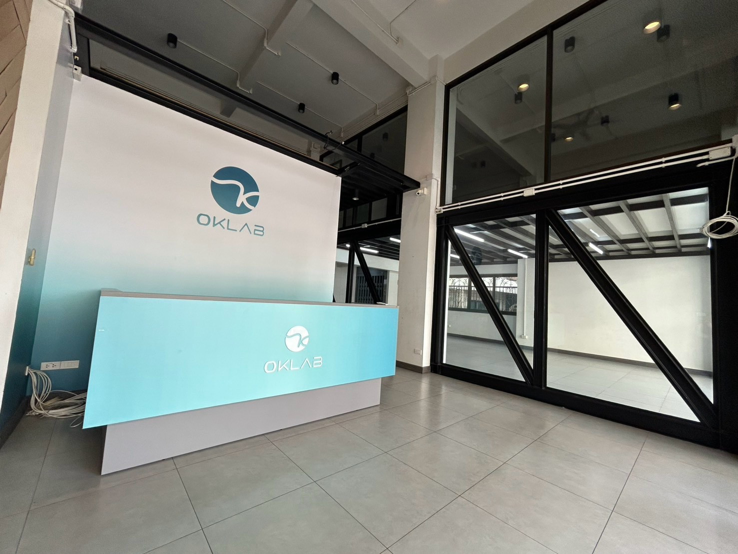 🏢 For rent! 4.5-storey office building, On Nut 70/1, detached building in a private fence | There is a goods elevator | Large usable area 675 sq m.🚗 Parking for about 4 cars 💰 Rent 90,000 baht/month – รูปที่ 2