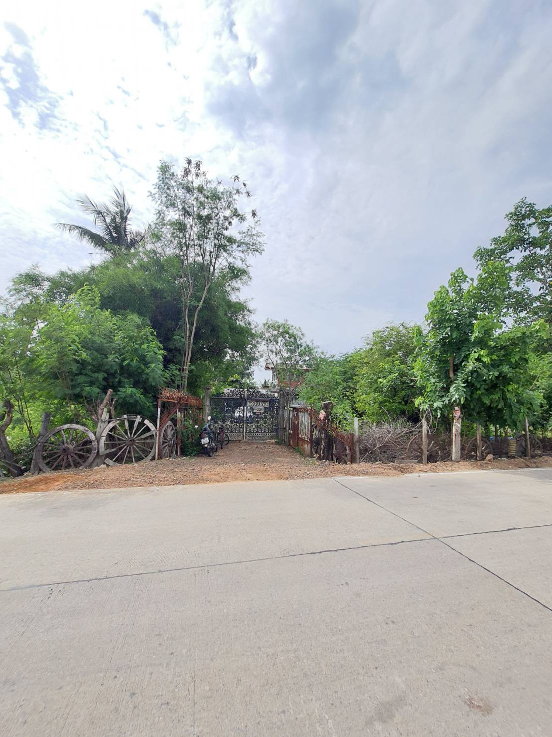** Long-term rental/Vay** Land already filled, area 2-1-43 rai, Sam Khok District, Pathum Thani Province, plus a house, suitable for a factory, warehouse, water and electricity ready. ** Long-term rental/Vay** Land already filled, area 2-1-43 rai, Sam Khok District, Pathum Thani Province, plus a house, suitable for a factory, warehouse, water and electricity ready.