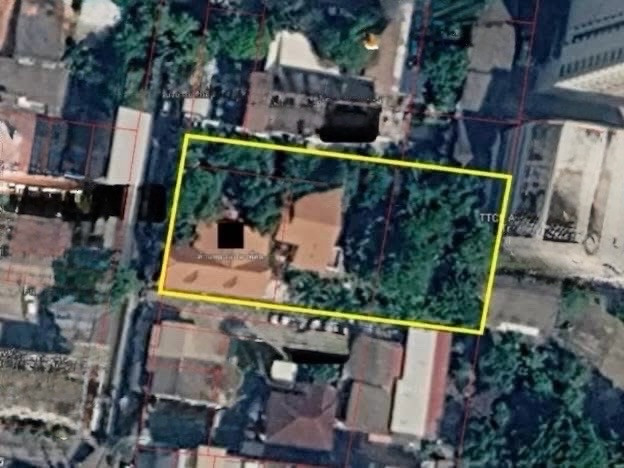 A Rare Inner-City Development Opportunity — 446 Sq.w. Land for Sale on Phaholyothin Road with Original Teak Houses, Multiple Access Routes and Convenient Access to Expressway Entrances &amp; Exits