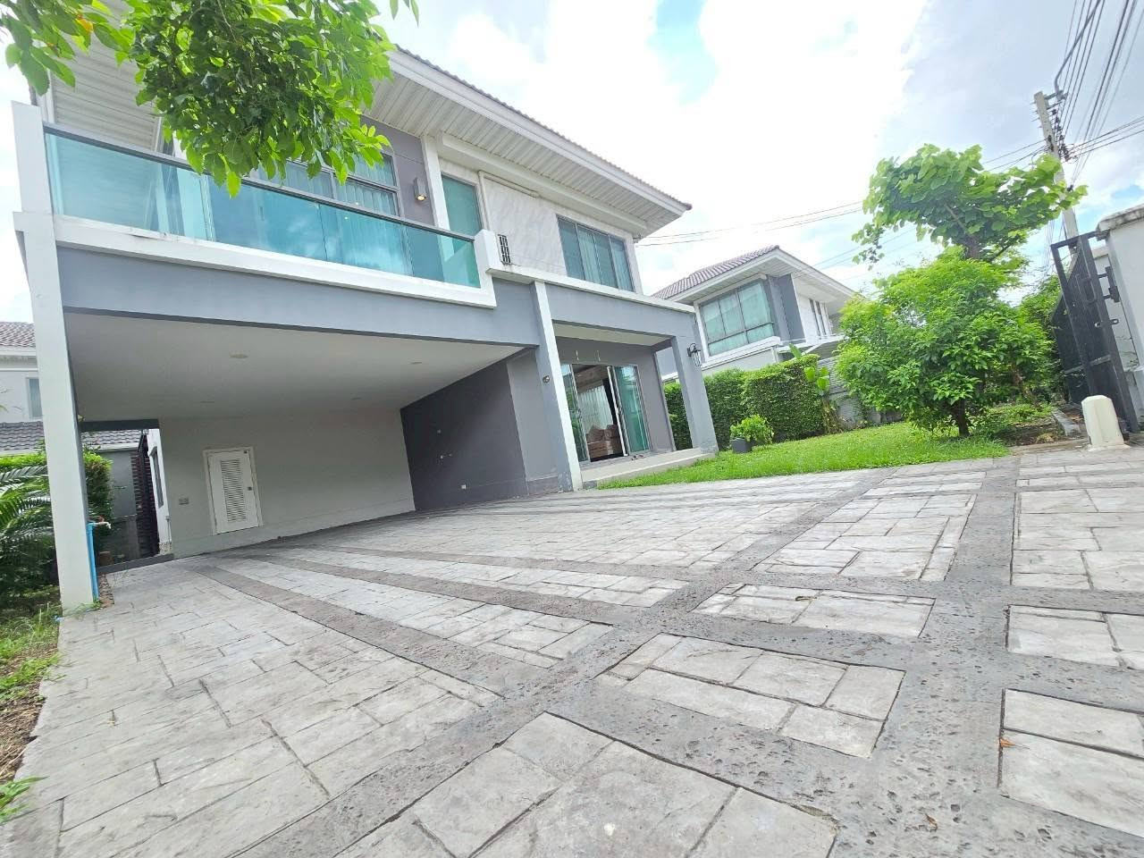 FOR SALE / RENT: Single House on New Krungthep Kreetha Road