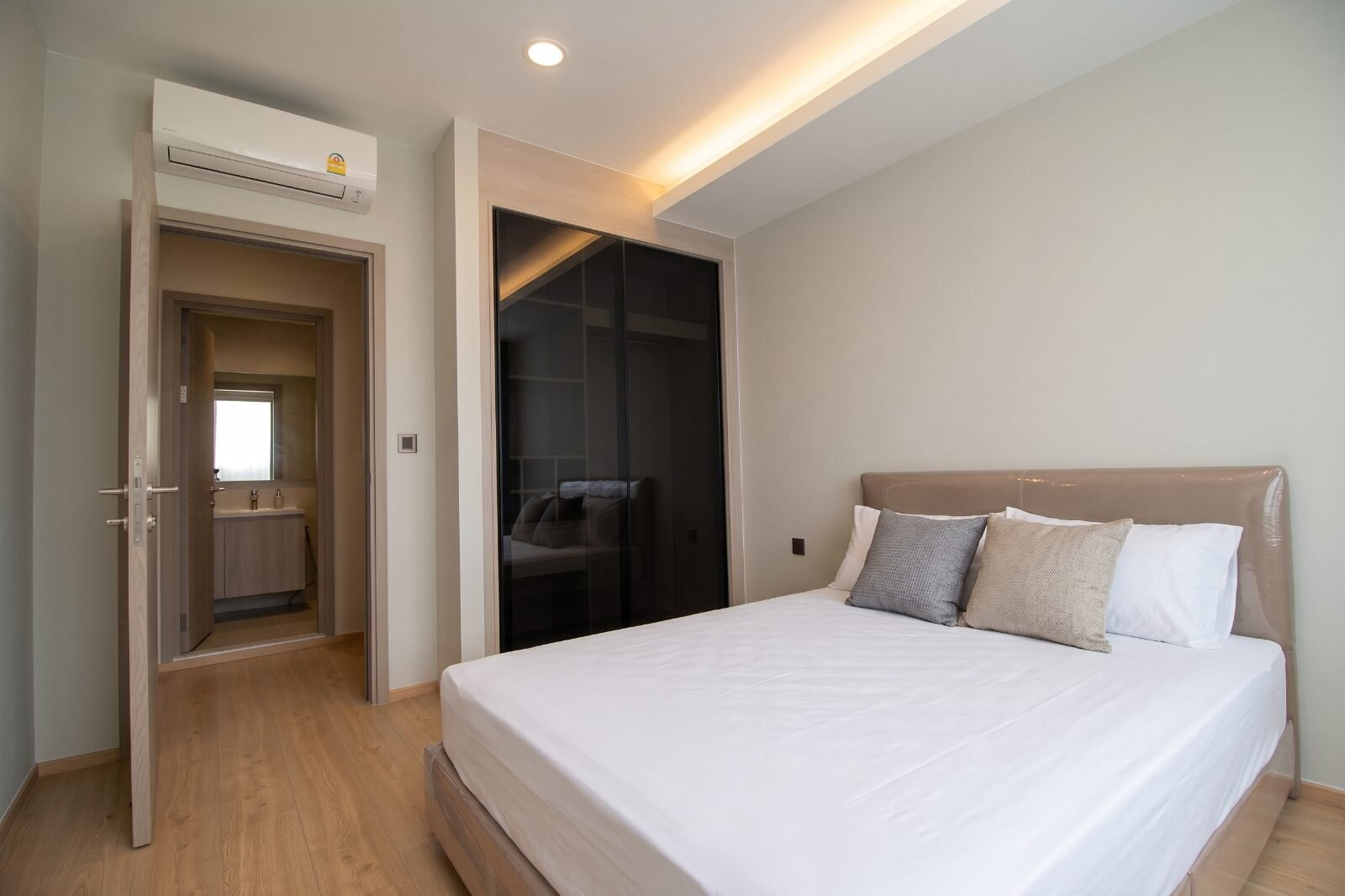For Rent | For rent Chewathai Residence Thonglor, city location, swimming pool view. For Rent | For rent Chewathai Residence Thonglor, city location, swimming pool view.
