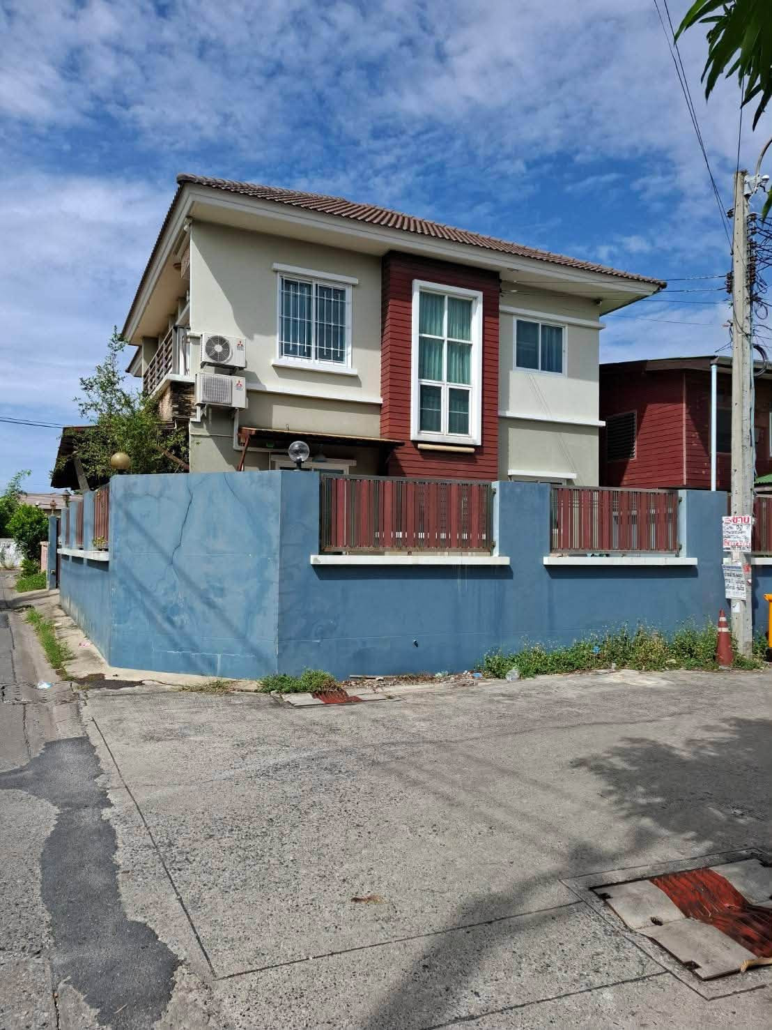 2-story detached house for rent, self-built, Chaloem Phrakiat Rama 9 Road, air conditioned, fully furnished, 4 bedrooms, 3 bathrooms, monthly rental price 35,000 baht/month.