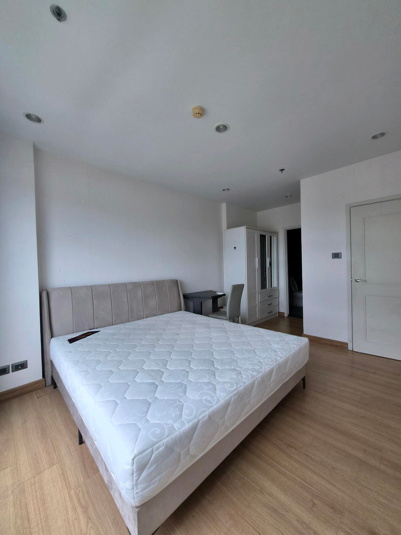 🏢 Supalai Wellington II 👫 ✨ Extra large room size 42 sq m. with spacious functions. Live comfortably like being at home | 🌇 11th floor, clear view, quiet atmosphere, pleasant | 🚆 Rama 9 location, near MRT, convenient travel for every lifestyle. 🏢 Supalai Wellington II 👫 ✨ Extra large room size 42 sq m. with spacious functions. Live comfortably like being at home | 🌇 11th floor, clear view, quiet atmosphere, pleasant | 🚆 Rama 9 location, near MRT, convenient travel for every lifestyle.