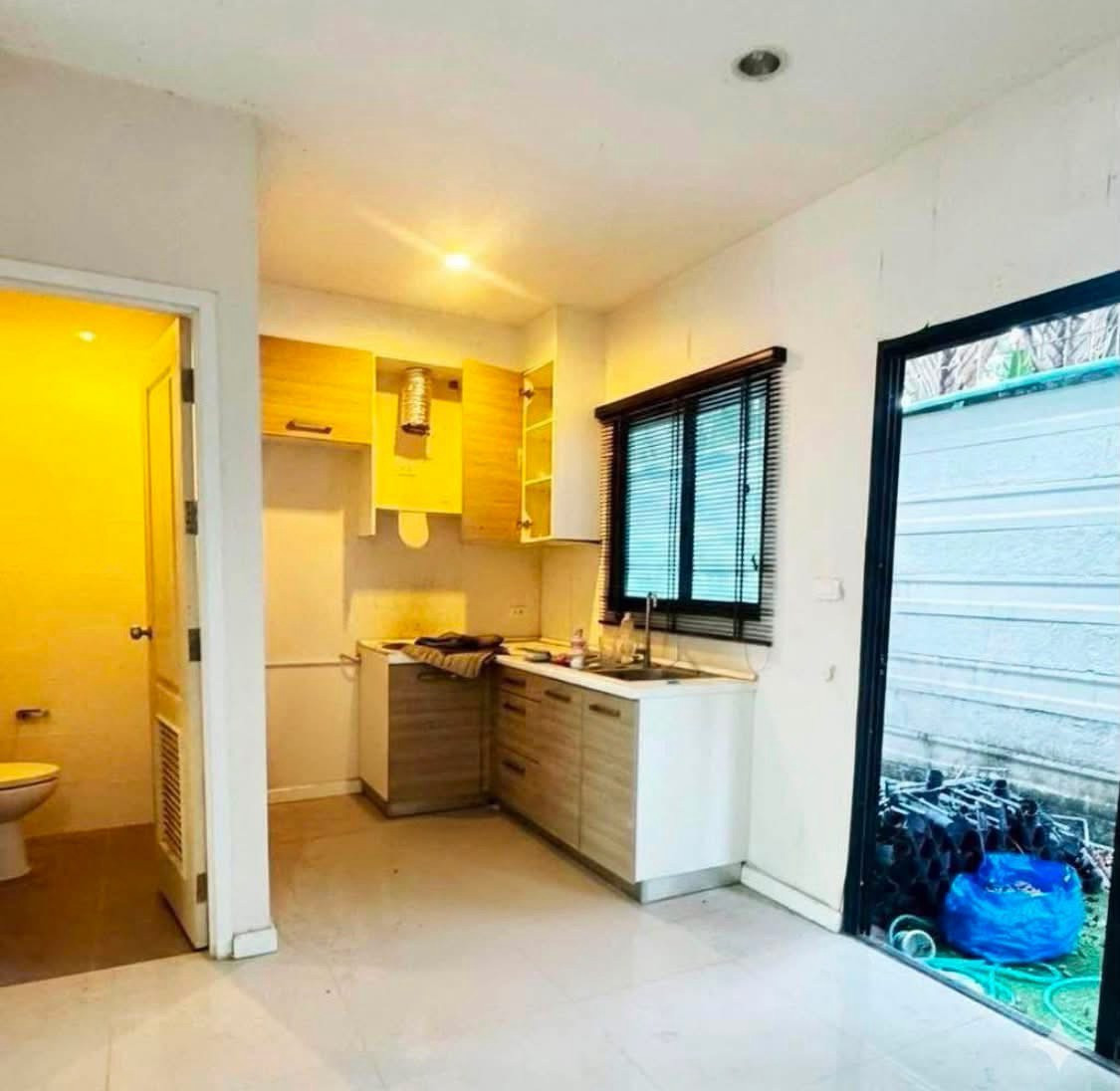 🏡 ให้เช่าทาวน์เฮาส์ 3 ชั้น โครงการ Patio ศรีนครินทร์–พระราม 9 4 ห้องนอน 3 ห้องน้ำ | 191 ตร.ม. | 2 ที่จอดรถ 💰 ค่าเช่าเพียง 20,000 บาท/เดือน – รูปที่ 4