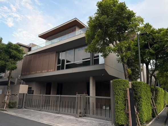 Single house for rent/sale Artale Phatthanakarn - Thonglor - 5 bedrooms Single house for rent/sale Artale Phatthanakarn - Thonglor - 5 bedrooms