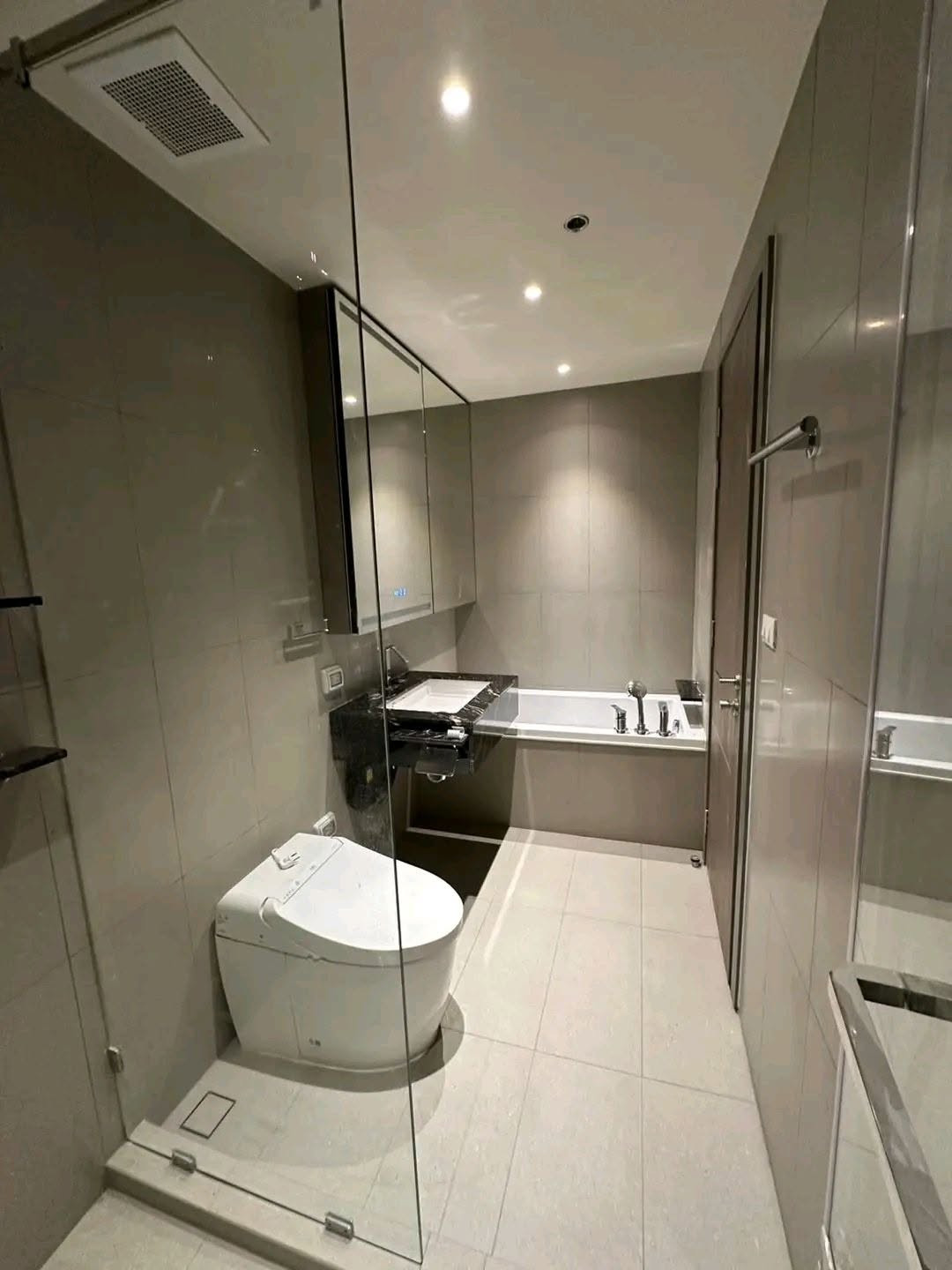 ST802/ให้เช่า คอนโดหรูระดับ Ultra Luxury: The Issara Sathorn (ดิ อิสสระ สาทร) ชั้น 32 ยูนิตใหญ่ 110 ตร.ม. 3 ห้องนอน 3 ห้องน้ำ วิวเมืองพาโนรามา ตกแต่งครบพร้อมอยู่ – รูปที่ 3