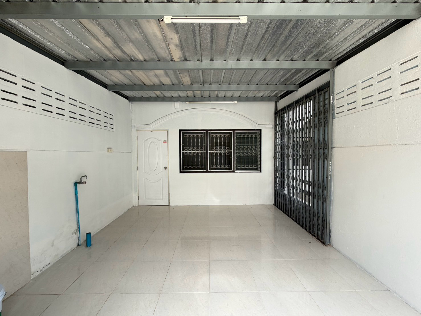 Townhome for rent, ground floor, Sinthawee Village Project, entering Soi Bangmod Hospital. Townhome for rent, ground floor, Sinthawee Village Project, entering Soi Bangmod Hospital.