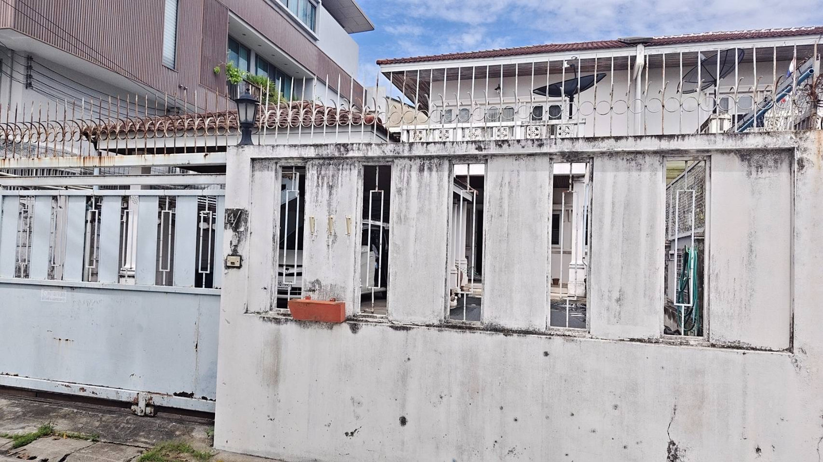 For sale/rent, semi-detached house, Soi Ari Samphan 10, area 74 square meters. For sale/rent, semi-detached house, Soi Ari Samphan 10, area 74 square meters.