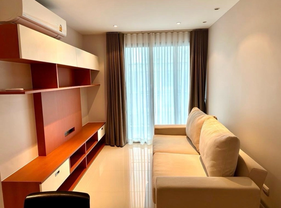 Urgent sale! Silk Sanampao (Soi Phahonyothin 3), top floor, open view, near BTS Sanam Pao and Ari. Urgent sale! Silk Sanampao (Soi Phahonyothin 3), top floor, open view, near BTS Sanam Pao and Ari.