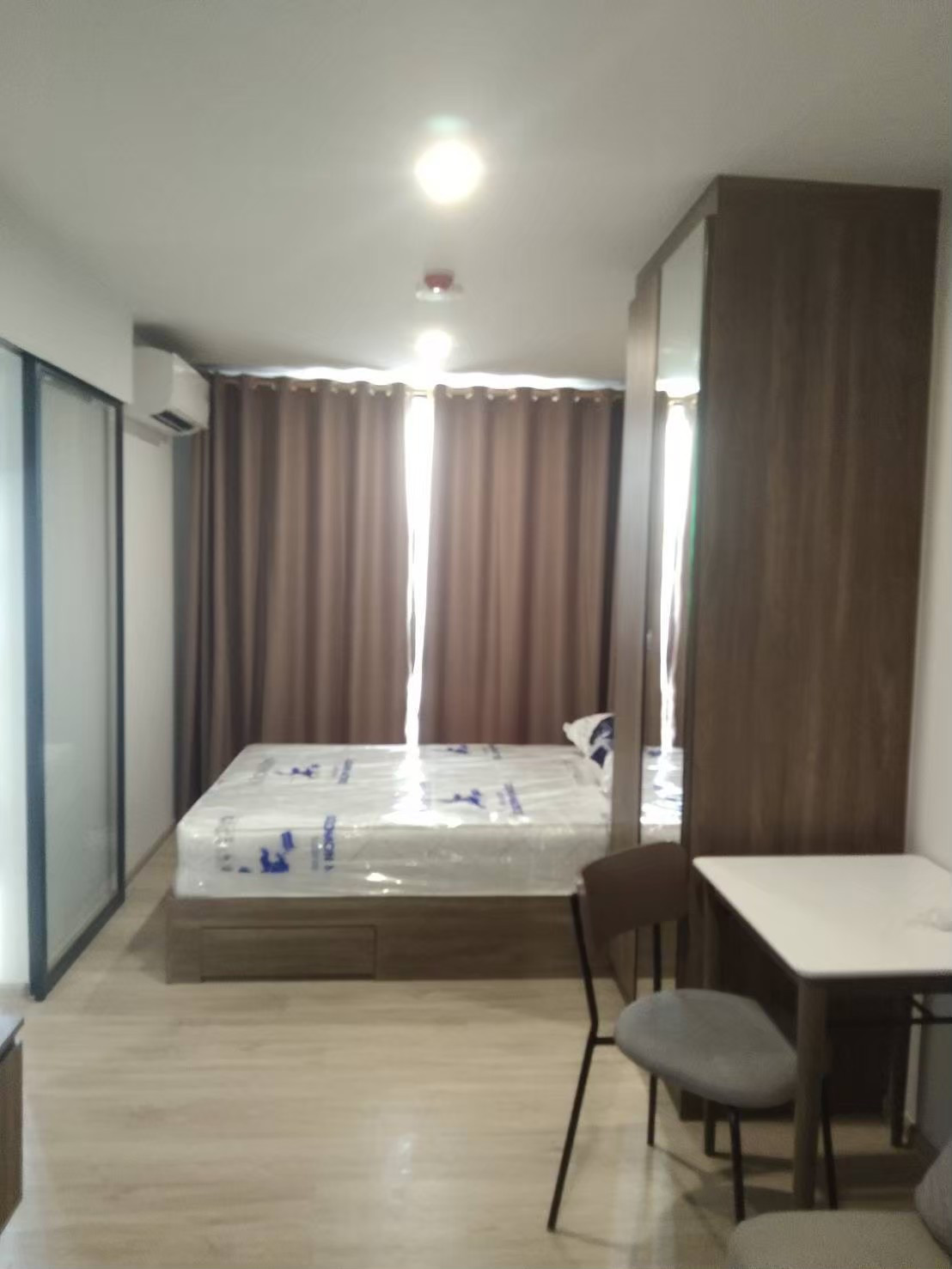 ห้องว่างปล่อยให้เช่า เฟอร์นิเจอร์และเครื่องใช้ไฟฟ้าตกแต่งครบ น่าอยู่ วิวรถไฟ้า ฟรีค่าส่วนกลางฟรีที่จอดรถ – รูปที่ 2