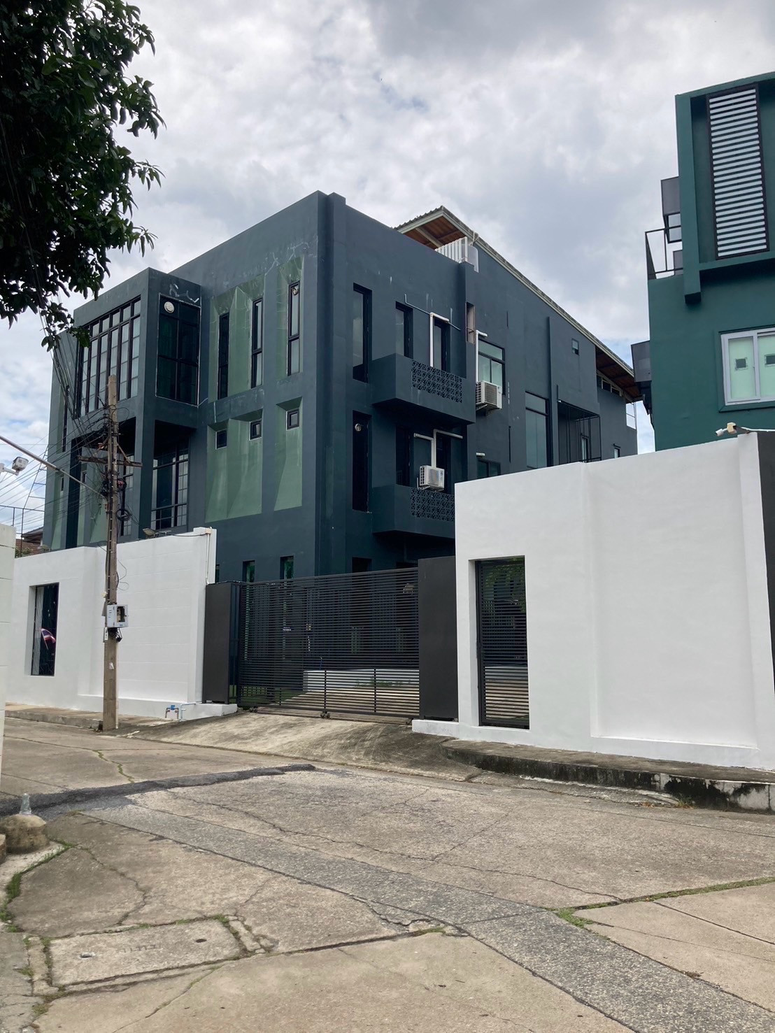 3-Building House and Office Property for Sale on 382 Sq.W. of Land in Chaeng Watthana 
