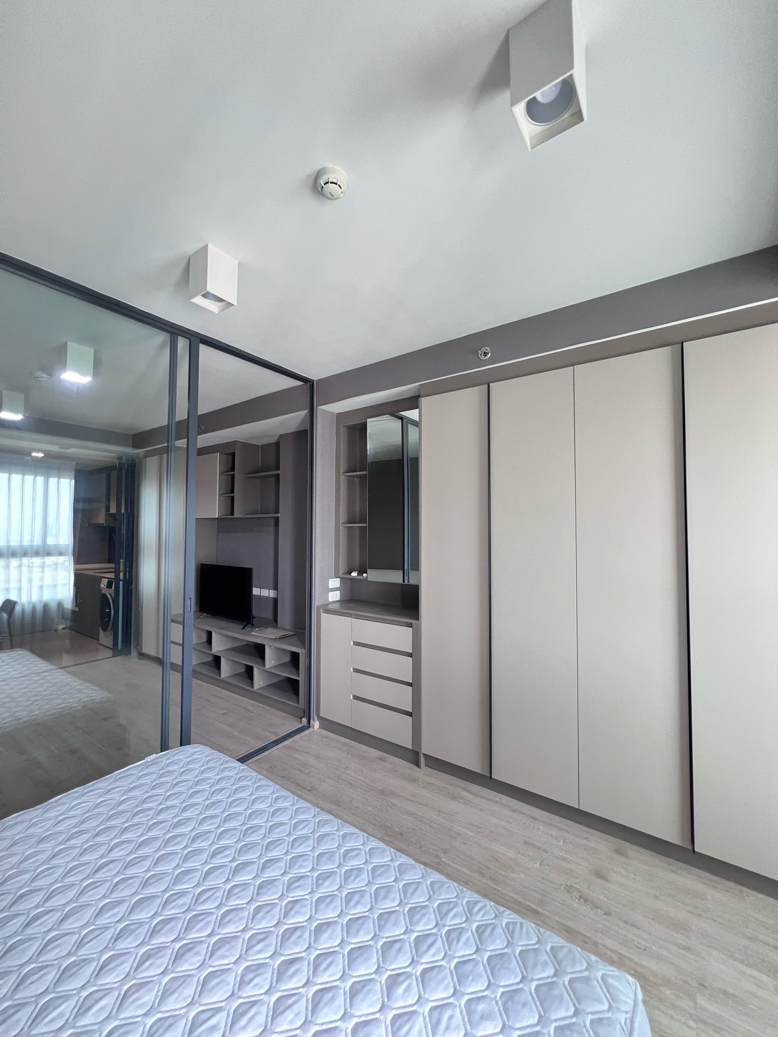 Room for rent Ideo Sathorn-Wongwian Yai Room for rent Ideo Sathorn-Wongwian Yai