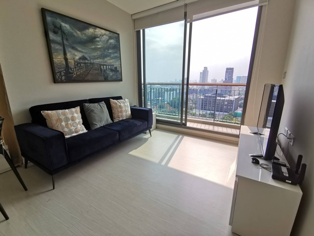 for RENT : RHYTHM sukhumvit 42 1bed1bath Please call : 095-3905490
