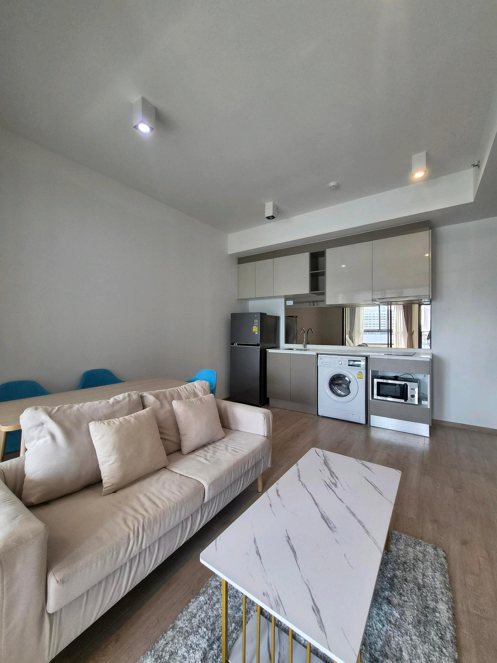 🏢 Ideo Rama 9-Asoke 👫 ✨ ห้อง 1 Bed plus ขนาด 35 ตร.ม. ราคาดีสุด👍✨️ | 🌇 ชั้น 11 วิวสวยกำลังดี บรรยากาศอบอุ่นน่าอยู่ | 🚆 ทำเลพระราม 9 ใกล้ MRT สะดวกทุกการเดินทางตอบโจทย์คนทำงานย่าน New CBD 