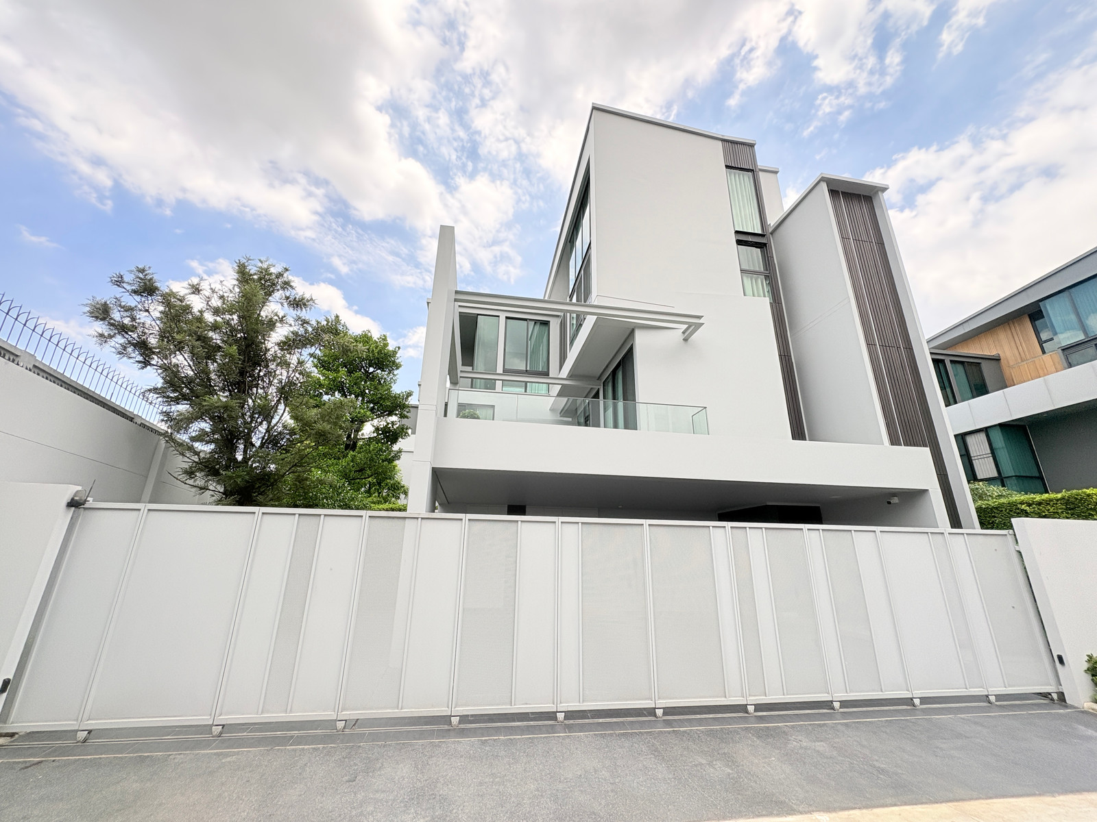 🏡 FOR SALE & FOR RENT | VIVE กรุงเทพกรีฑา Luxury Corner Residence บ้านหลังใหญ่พิเศษบนแปลงมุม พร้อมสวนขนาดใหญ่