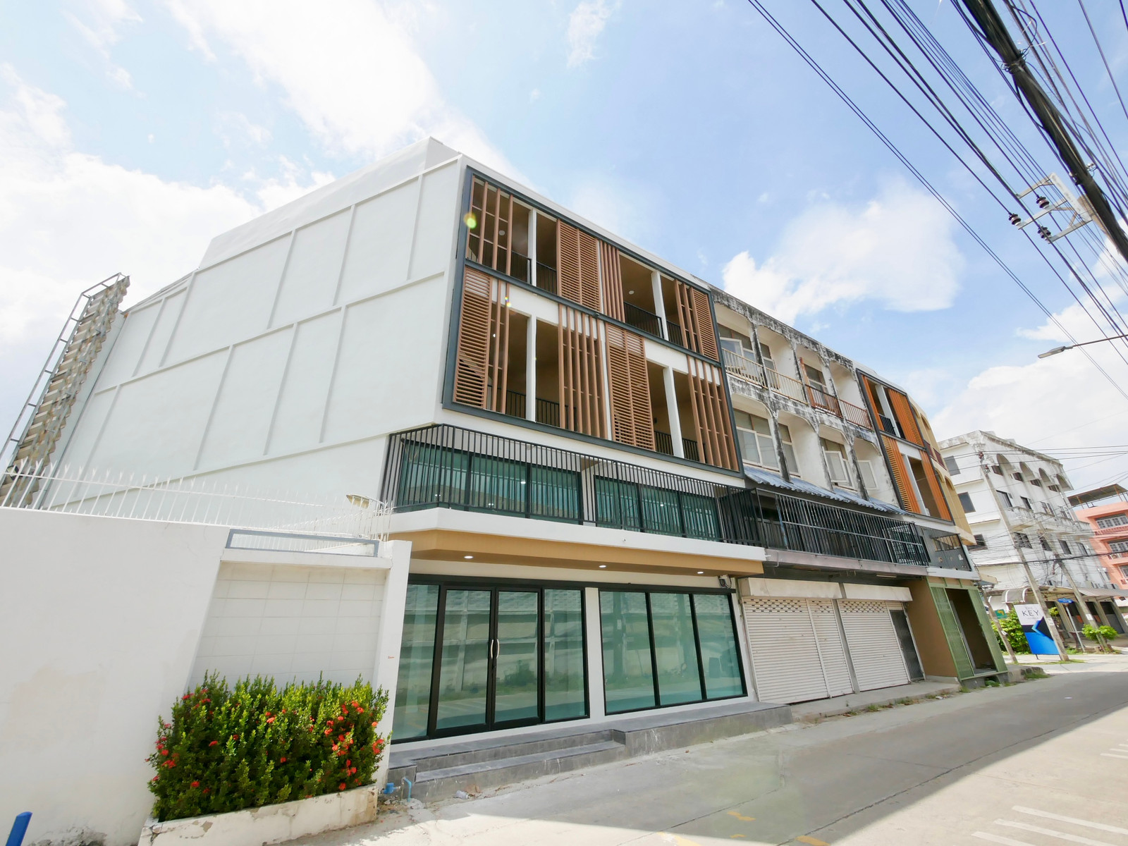 ขายตึกแถวรีโนเวทใหม่ 3 ชั้นครึ่ง ซ.เฉลิมพระเกียรติ 6 ขนาด 24 ตร.ว. มีที่จอดรถหน้าตึกได้หลายคัน ทำใหม่ทั้งตึก ขายตึกแถวรีโนเวทใหม่ 3 ชั้นครึ่ง ซ.เฉลิมพระเกียรติ 6 ขนาด 24 ตร.ว. มีที่จอดรถหน้าตึกได้หลายคัน ทำใหม่ทั้งตึก
