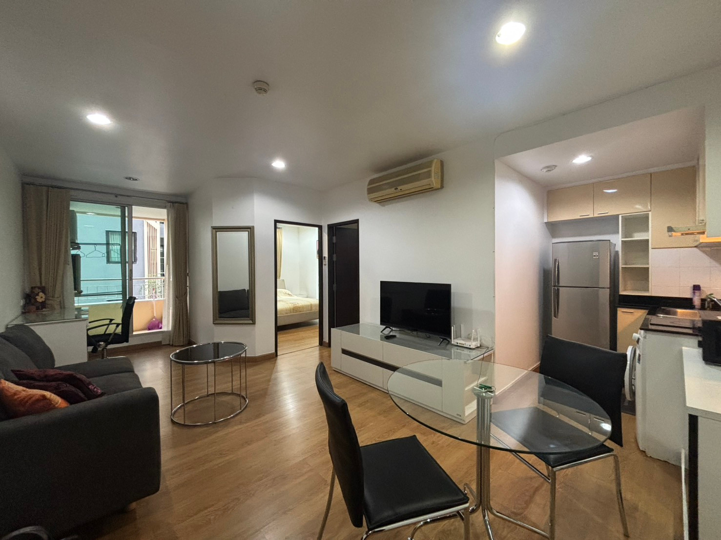 Room 46 sq m, 1 bedroom, low rise, quiet, high security, closest to BTS Ekkamai, fully furnished. Room 46 sq m, 1 bedroom, low rise, quiet, high security, closest to BTS Ekkamai, fully furnished.