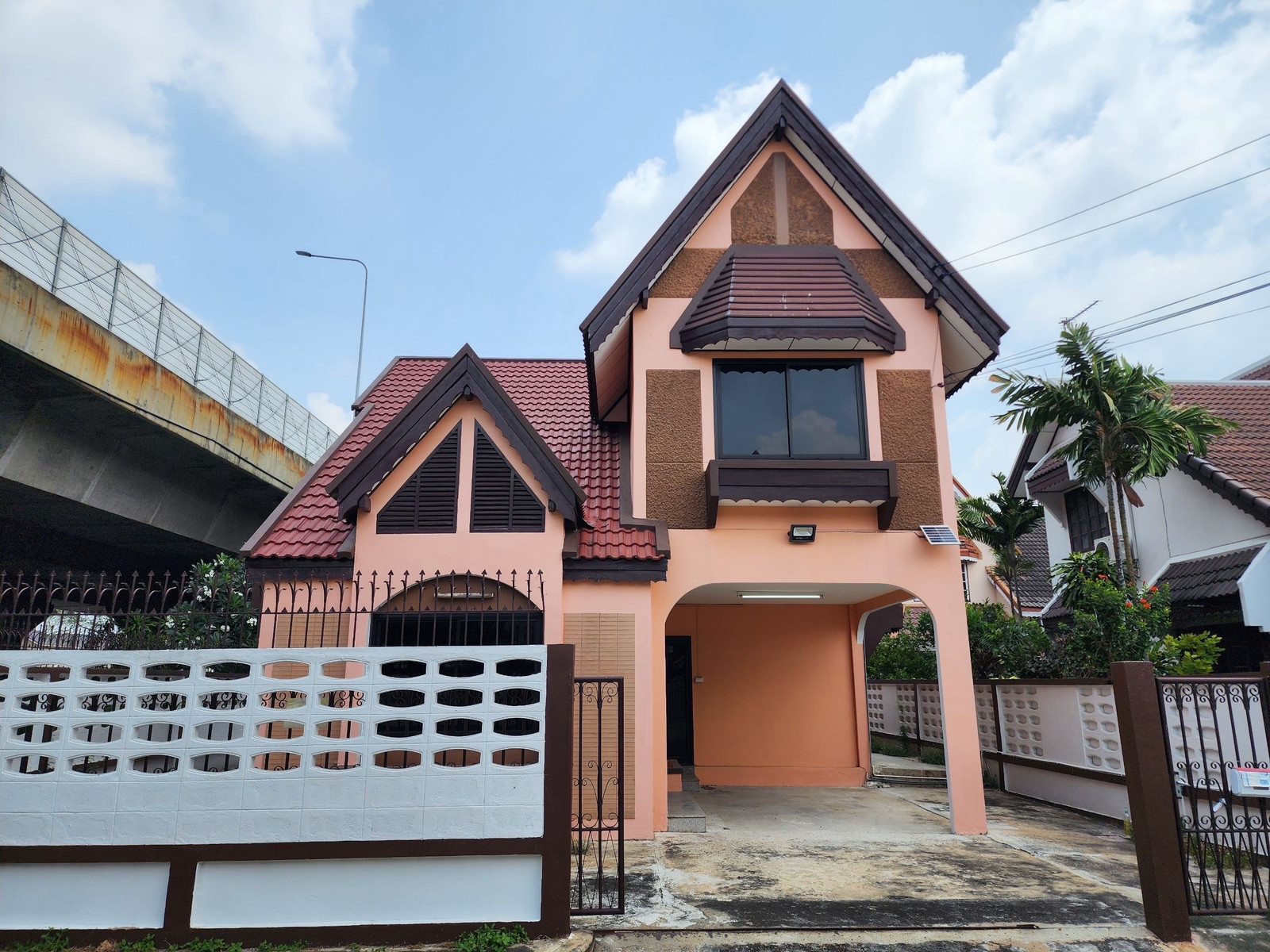 For rent‼️2-storey detached house, 60 wa, 3 bedrooms, 2 bathrooms📌 Corner house Prachachuen Village - Soi Samakkhi, under Si Rat Expressway.