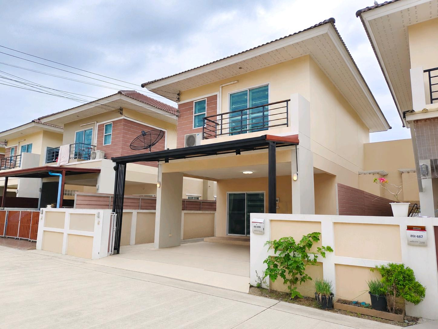 House for sale, Maneerin Village, Nong Mon, 2 floors, 47.8 sq m. House ready to move in, price only 2.9 million, there is free space at the back. House for sale, Maneerin Village, Nong Mon, 2 floors, 47.8 sq m. House ready to move in, price only 2.9 million, there is free space at the back.