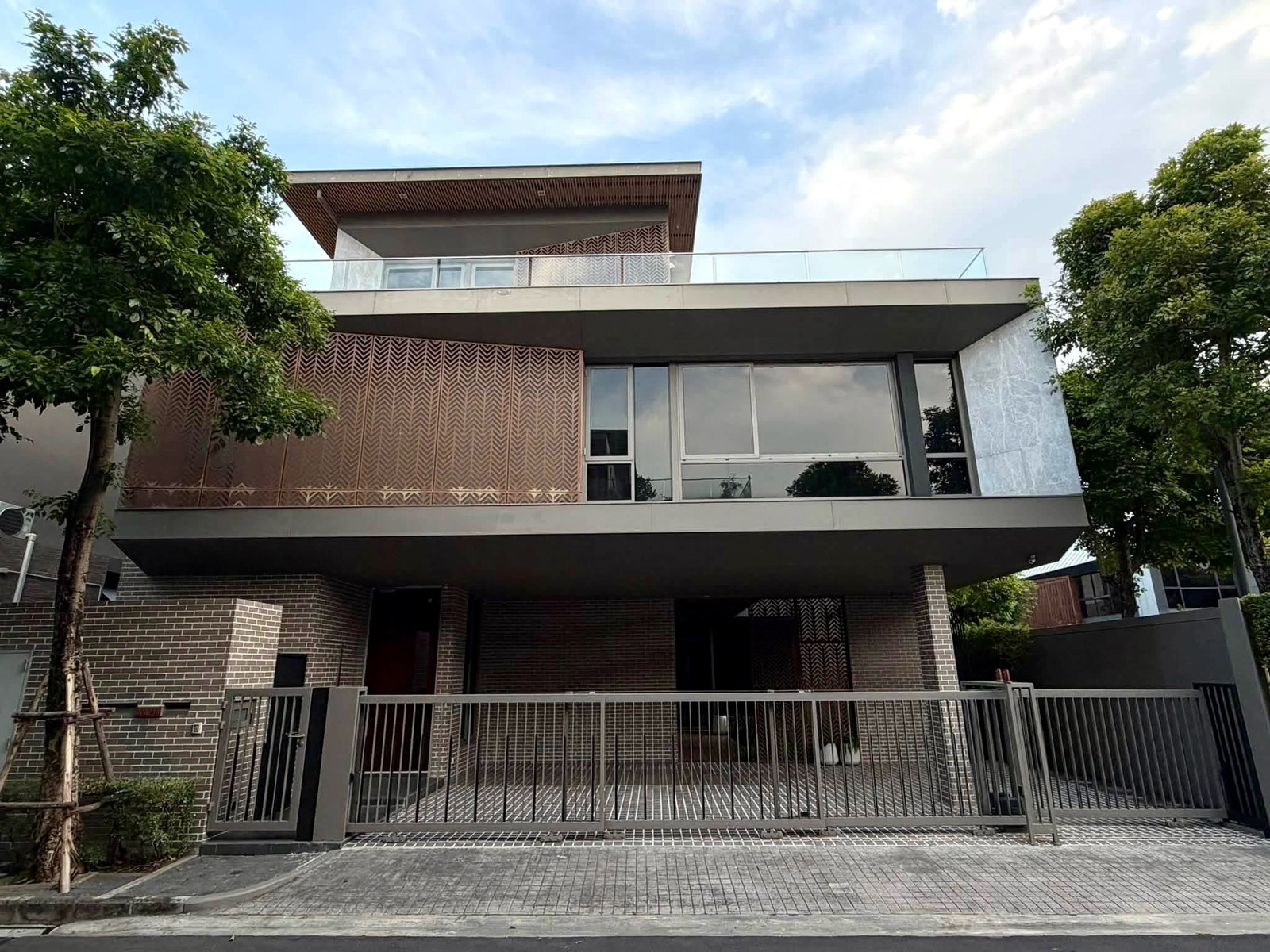 🌟For Rent: Luxury Detached House | Artale Pattanakarn–Thonglor | 3 Storeys | 5 Bedrooms | 6 Bathrooms | Fully Furnished.💥Rental Fee: 300,000 THB/Month. 🌟For Rent: Luxury Detached House | Artale Pattanakarn–Thonglor | 3 Storeys | 5 Bedrooms | 6 Bathrooms | Fully Furnished.💥Rental Fee: 300,000 THB/Month.