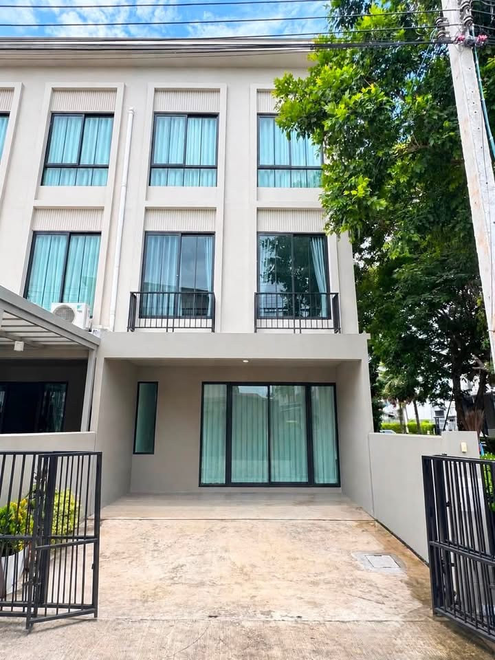 Townhome for rent, corner PATIO Ngamwongwan-Prachachuen, near the expressway and The Mall Ngamwongwan. Townhome for rent, corner PATIO Ngamwongwan-Prachachuen, near the expressway and The Mall Ngamwongwan.
