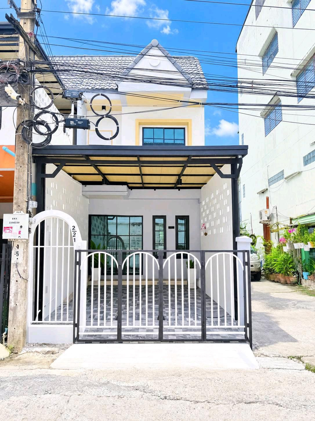 ทาวน์เฮ้าส์ 2 ชั้น หมู่บ้านสินทอง (หลังมุม)  ร่มเกล้า 28 รามคำแหง สนามบินสุวรรณภูมิ Airport Rail Link ลาดกระบัง