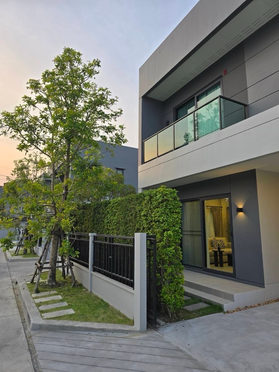 🟢 2-story detached house for rent, 190 sq m, 55.5 sq m, 4 bedrooms, 4 bathrooms, large beautiful garden, private plot, no house opposite, next to EV Charger. – รูปที่ 2